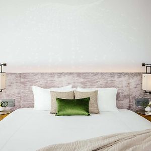 Zimmer mit Kingsize-Bett